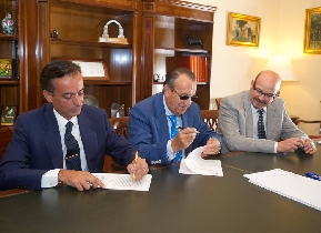 Diego Basco, presidente del CEEI Castellón, y Carlos Fabra, presidente de la Diputación Provincial, en la firma del convenio