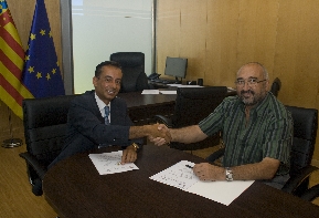 Basco y Querol firmando el convenio