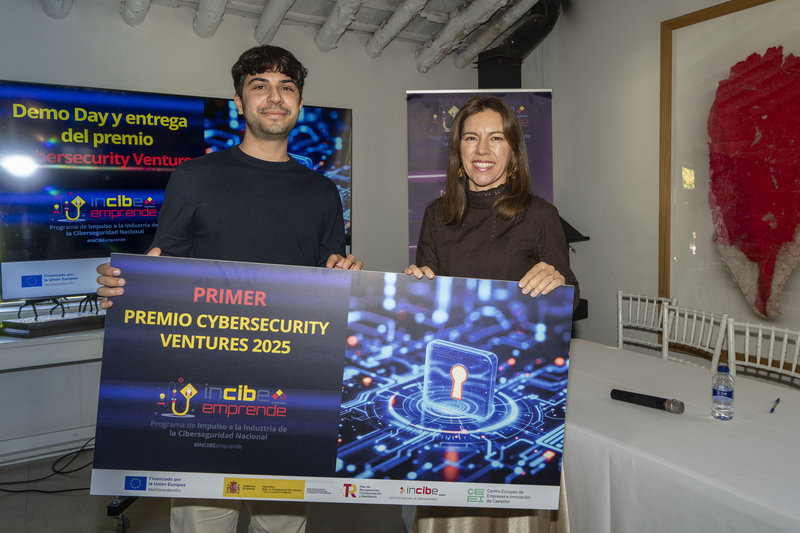 Ignasi Tormo (VersedIA) recibe el primer premio