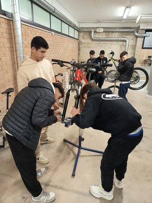 Alumnado de Gu�a en el Medio Natural estrena la nueva aula-taller de la Menci�n en Mec�nica de Bicicletas