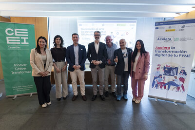 El equipo de OAP, junto a participantes del programa