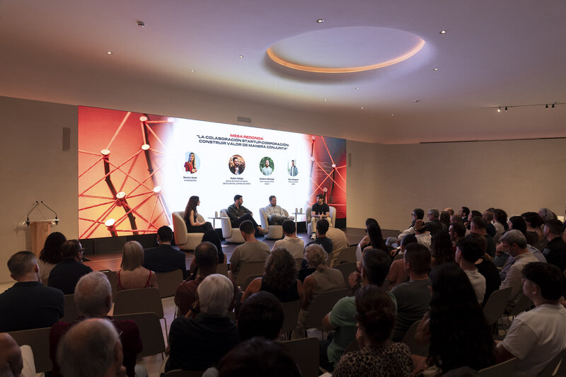 Mesa redonda del evento de SOMMOS_connecta 2026