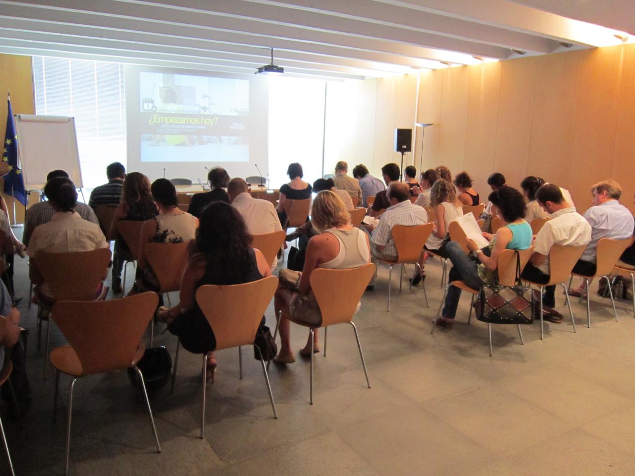 Los asistentes a la jornada, realizando una actividad