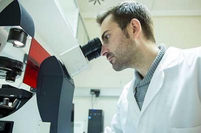 Javier Gilabert en el microscopio