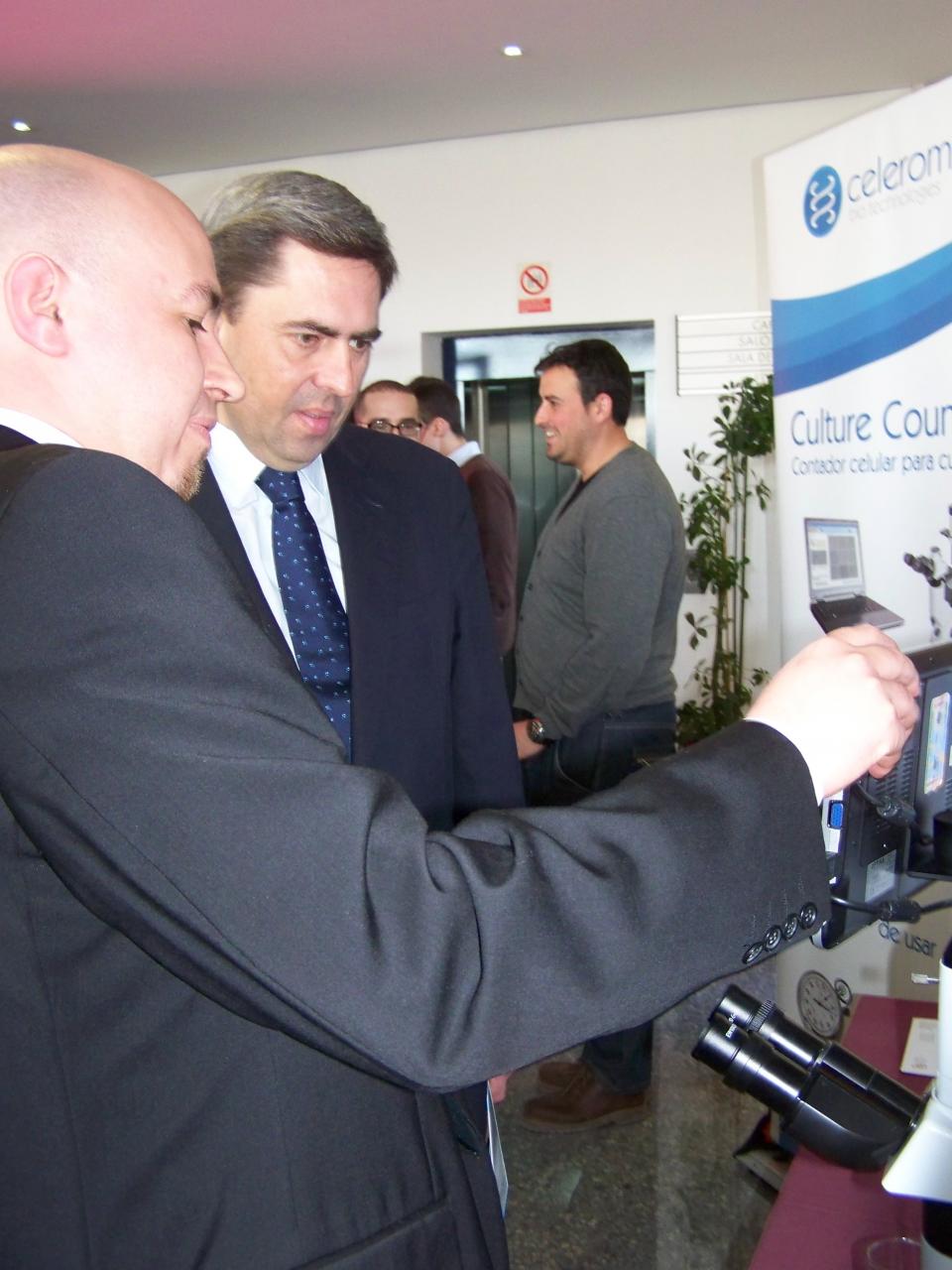 Vicente Rambla visita el stand de CELEROMICS