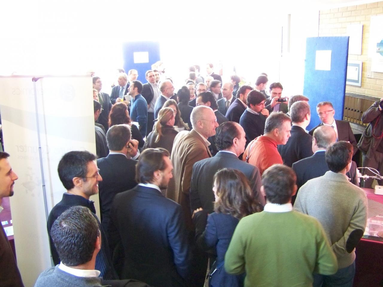 Los asistentes visitaron los stands de las 9 empresas presentadas